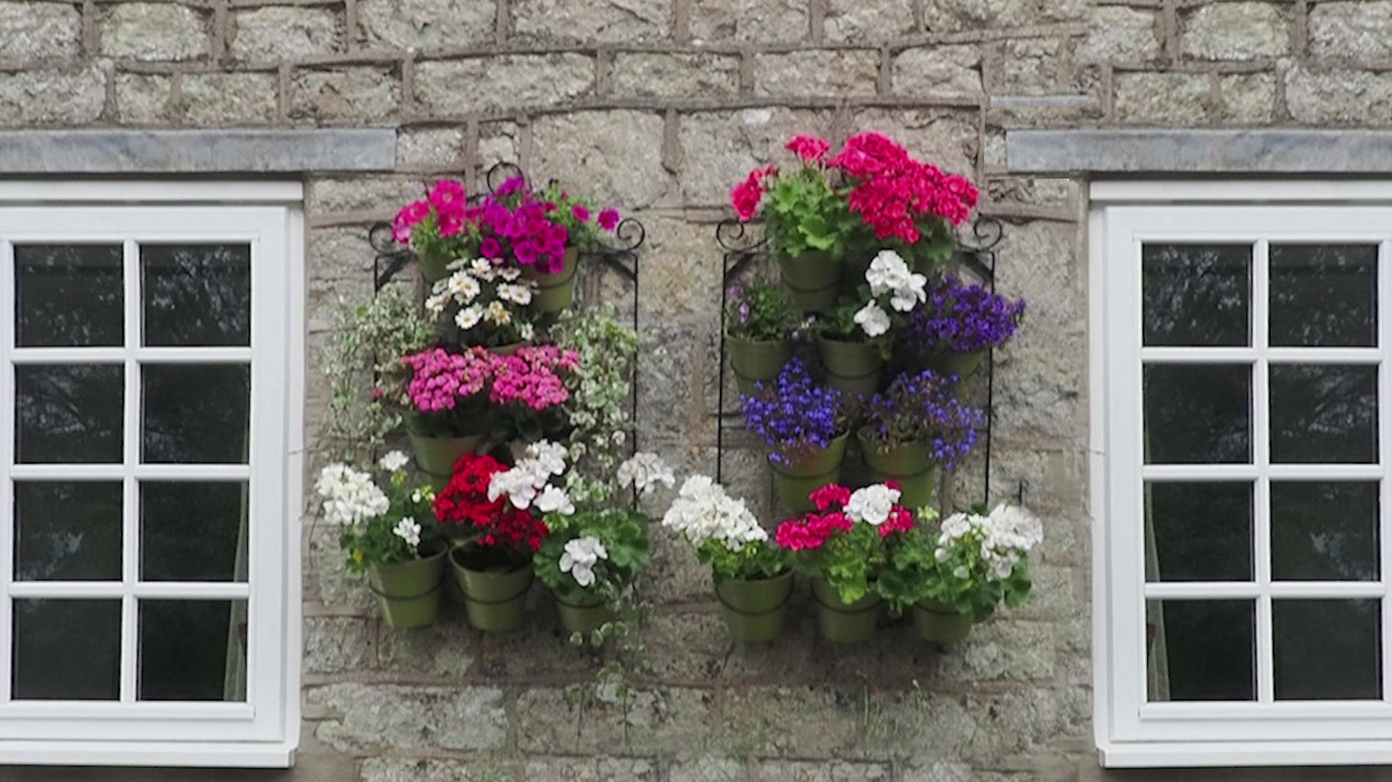 Recreate the Charm of Italian Hilltop Towns with Decorative Wall Pot Displays